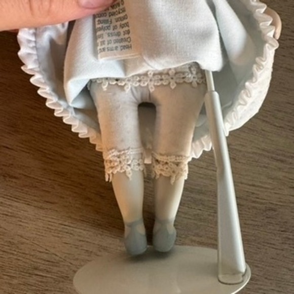 Avon Porcelain Doll White Dress Blue Bow Bonnet Collectible Display Decor - Picture 9 of 9